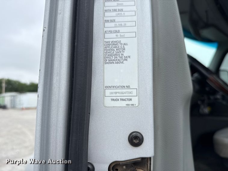 image for item ET6347 2016 Kenworth T680 semi truck