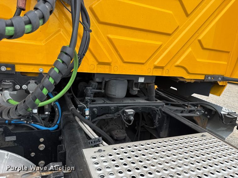 image for item ET6364 2023 International LT625 semi truck