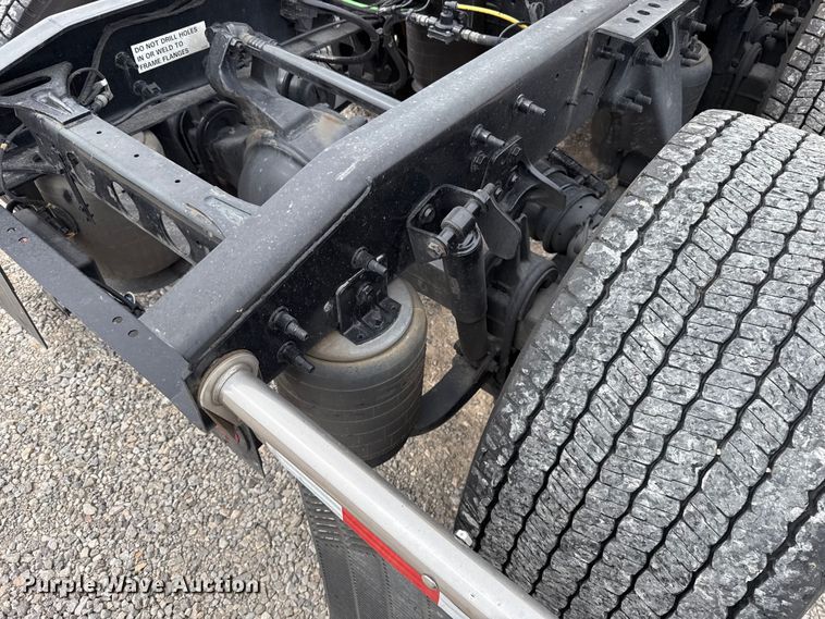 image for item ET6364 2023 International LT625 semi truck