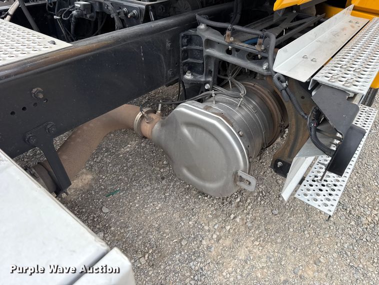 image for item ET6364 2023 International LT625 semi truck