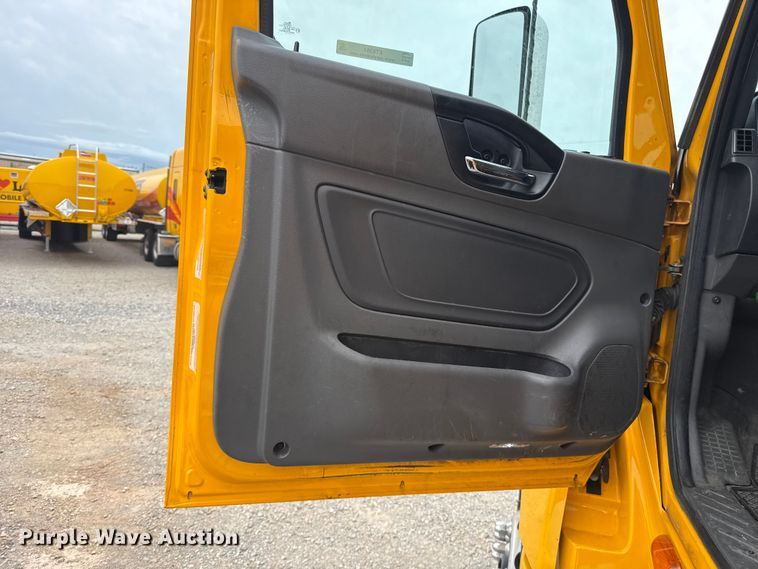 image for item ET6364 2023 International LT625 semi truck