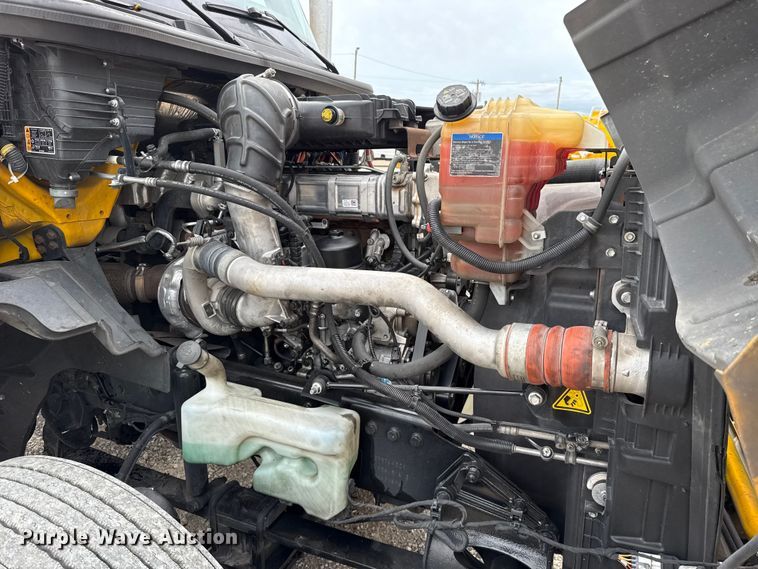 image for item ET6364 2023 International LT625 semi truck