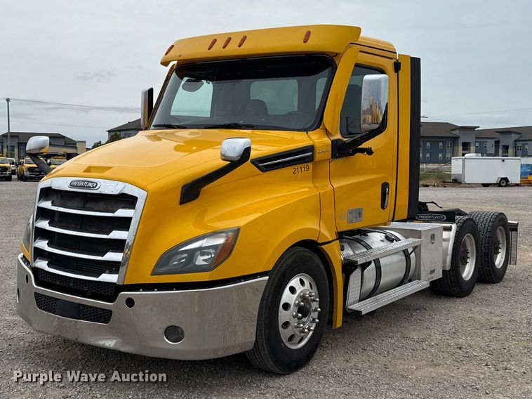 image for item ET6365 2021 Freightliner Cascadia 126 semi truck