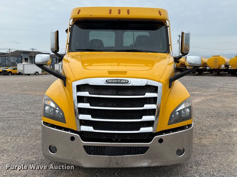 image for item ET6365 2021 Freightliner Cascadia 126 semi truck