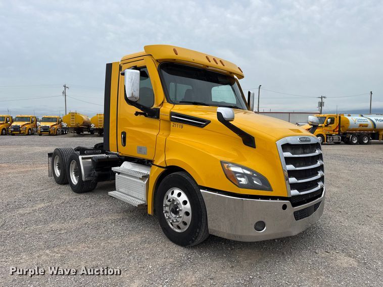image for item ET6365 2021 Freightliner Cascadia 126 semi truck