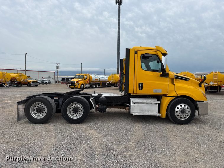 image for item ET6365 2021 Freightliner Cascadia 126 semi truck
