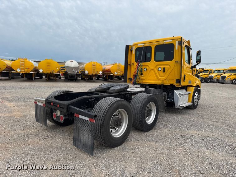 image for item ET6365 2021 Freightliner Cascadia 126 semi truck