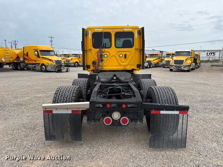 image for item ET6365 2021 Freightliner Cascadia 126 semi truck