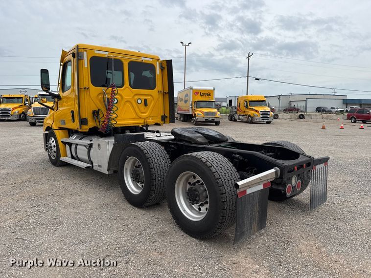 image for item ET6365 2021 Freightliner Cascadia 126 semi truck