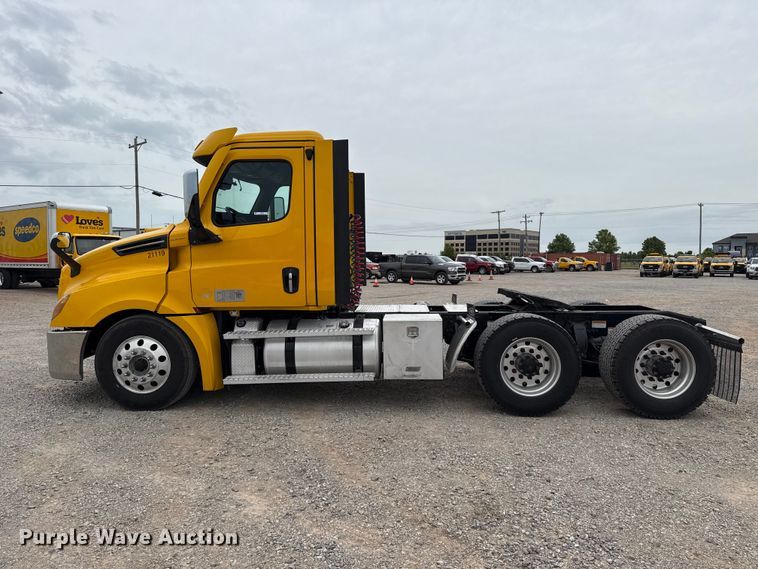 image for item ET6365 2021 Freightliner Cascadia 126 semi truck