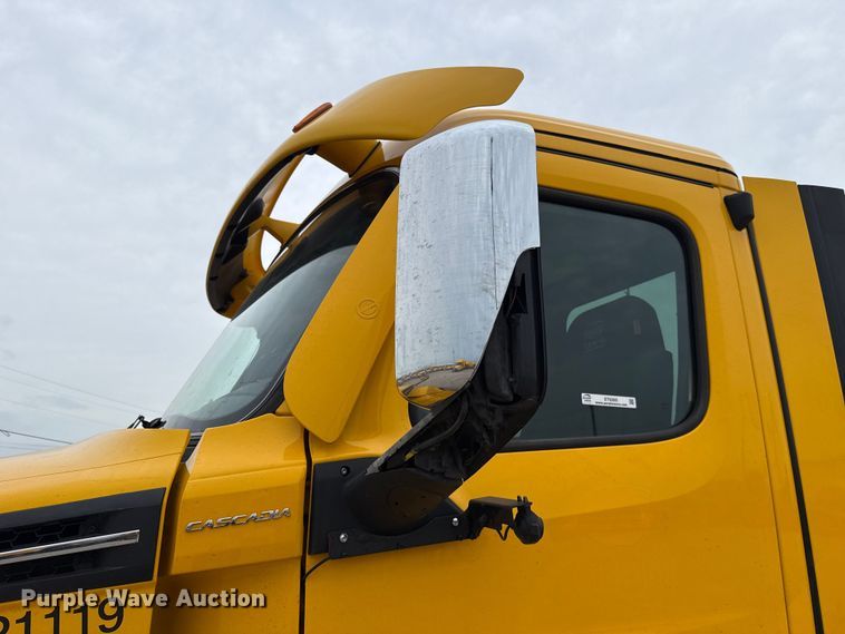 image for item ET6365 2021 Freightliner Cascadia 126 semi truck