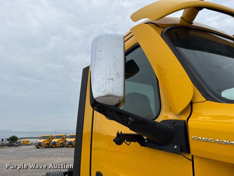 image for item ET6365 2021 Freightliner Cascadia 126 semi truck