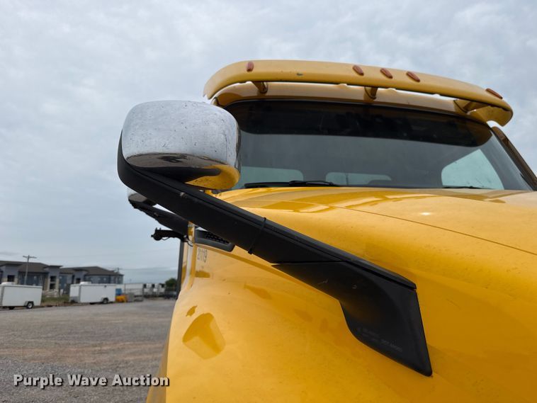 image for item ET6365 2021 Freightliner Cascadia 126 semi truck