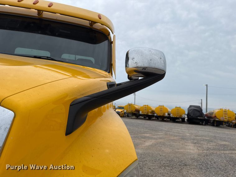 image for item ET6365 2021 Freightliner Cascadia 126 semi truck