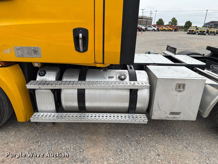 image for item ET6365 2021 Freightliner Cascadia 126 semi truck