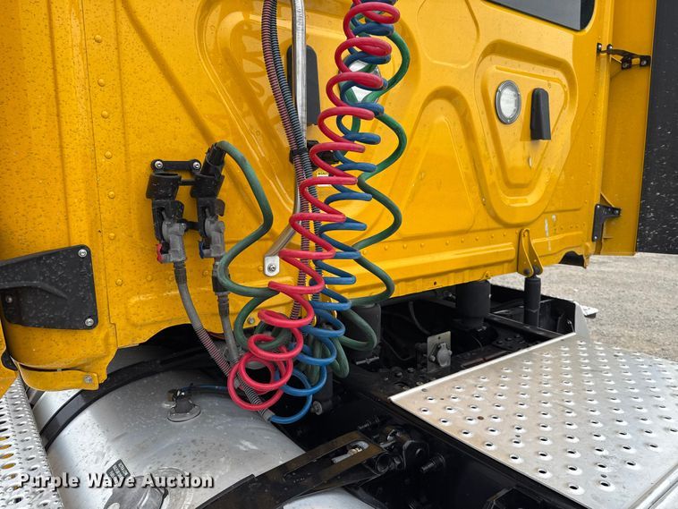 image for item ET6365 2021 Freightliner Cascadia 126 semi truck