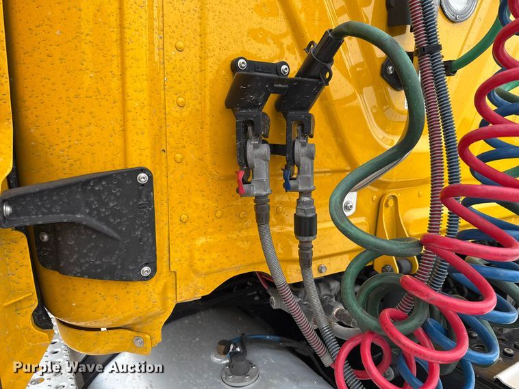 image for item ET6365 2021 Freightliner Cascadia 126 semi truck