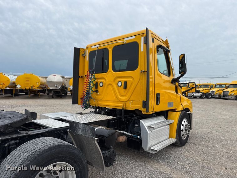 image for item ET6365 2021 Freightliner Cascadia 126 semi truck