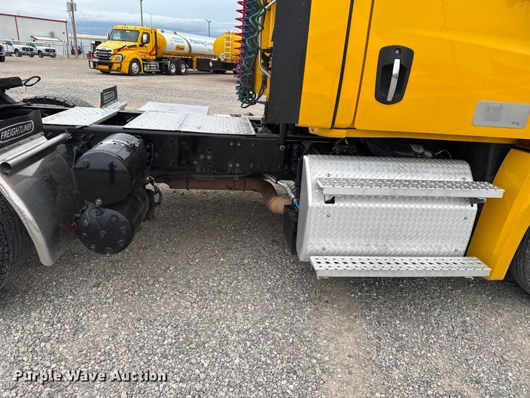 image for item ET6365 2021 Freightliner Cascadia 126 semi truck