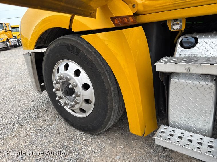 image for item ET6365 2021 Freightliner Cascadia 126 semi truck