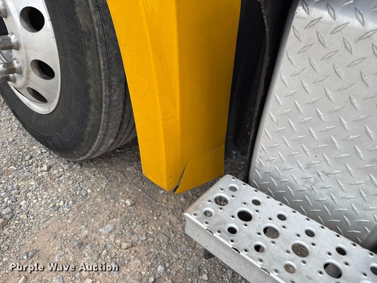 image for item ET6365 2021 Freightliner Cascadia 126 semi truck