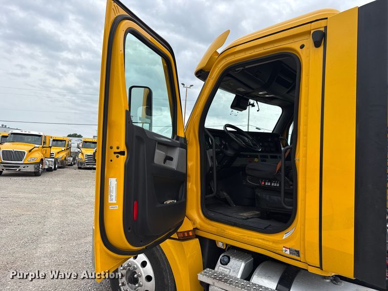 image for item ET6365 2021 Freightliner Cascadia 126 semi truck