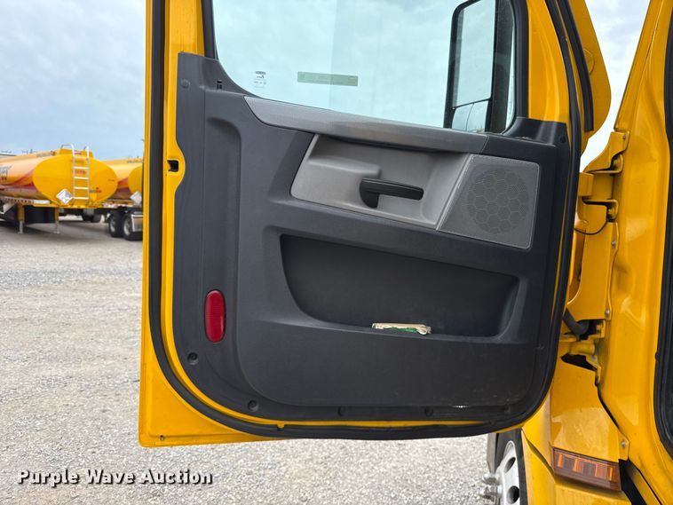image for item ET6365 2021 Freightliner Cascadia 126 semi truck