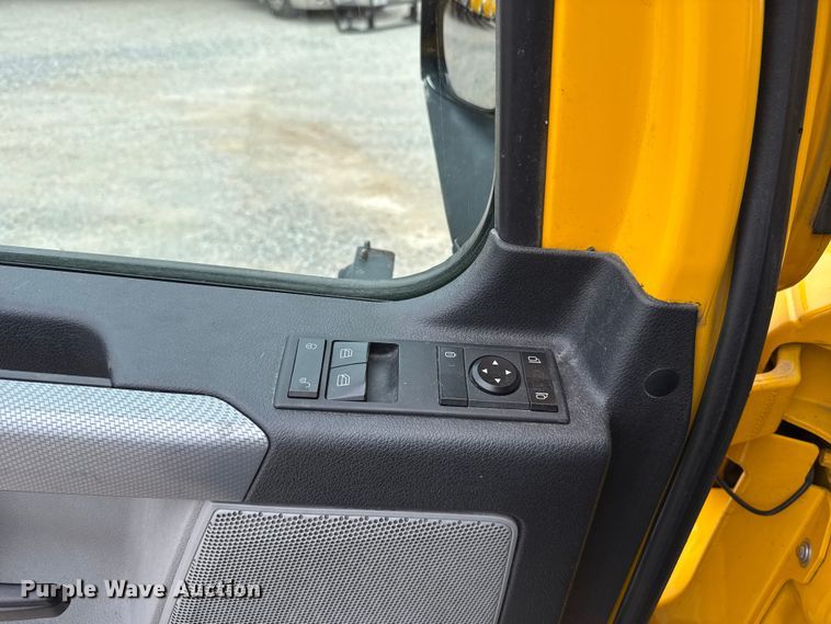 image for item ET6365 2021 Freightliner Cascadia 126 semi truck
