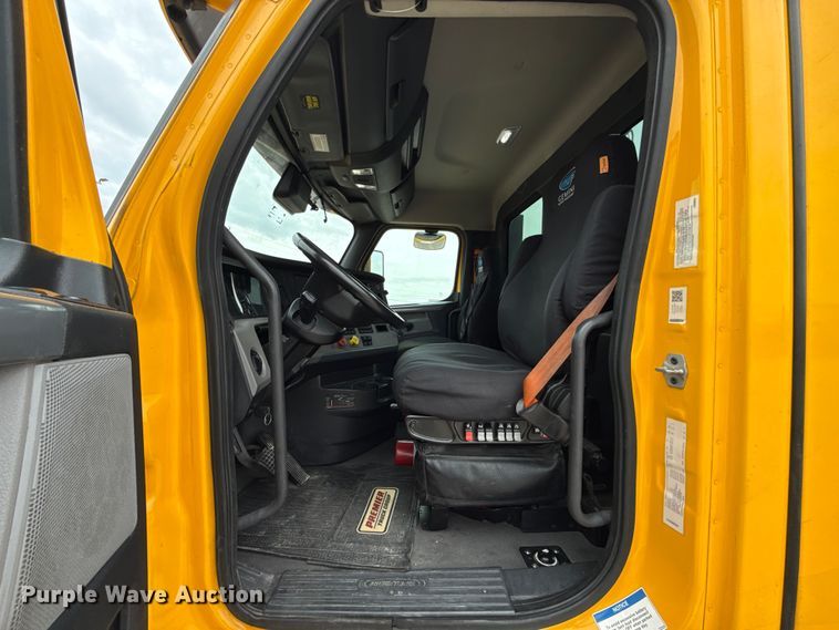 image for item ET6365 2021 Freightliner Cascadia 126 semi truck