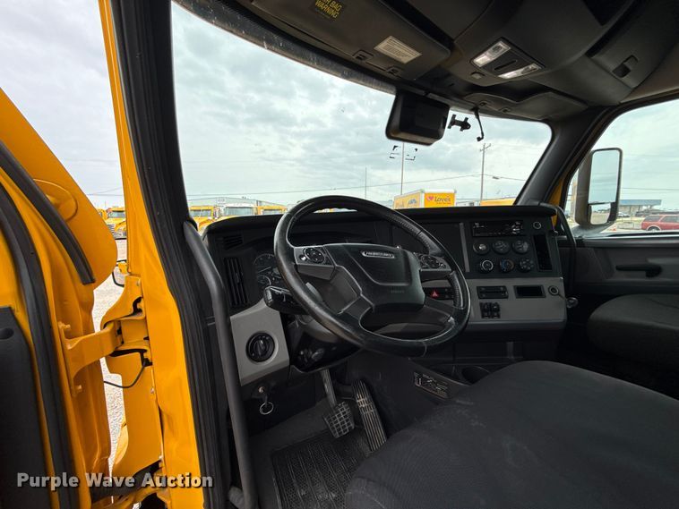 image for item ET6365 2021 Freightliner Cascadia 126 semi truck