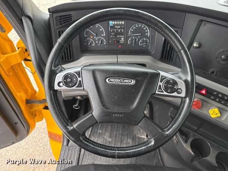 image for item ET6365 2021 Freightliner Cascadia 126 semi truck