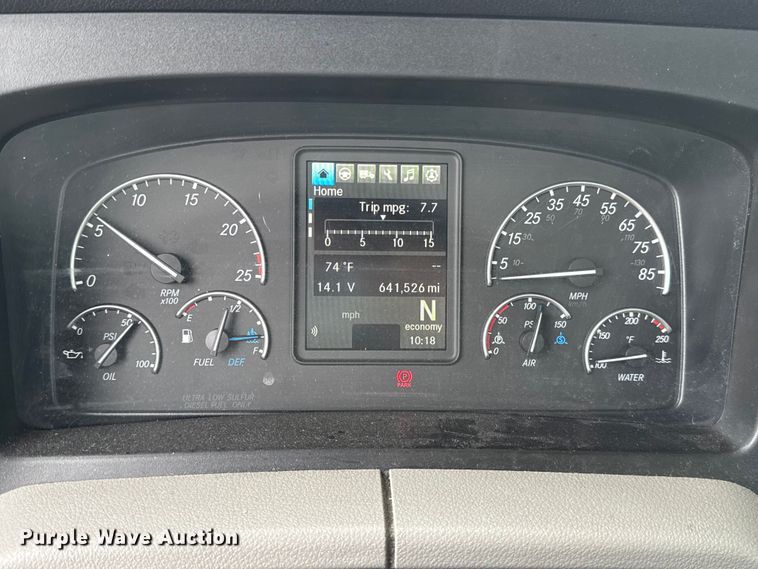 image for item ET6365 2021 Freightliner Cascadia 126 semi truck