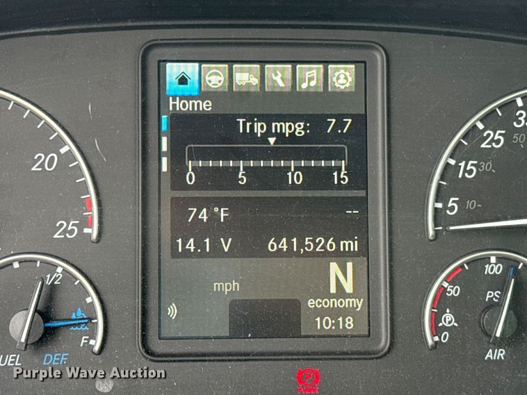image for item ET6365 2021 Freightliner Cascadia 126 semi truck