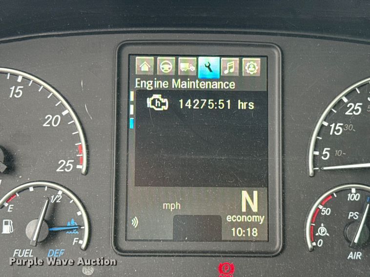 image for item ET6365 2021 Freightliner Cascadia 126 semi truck