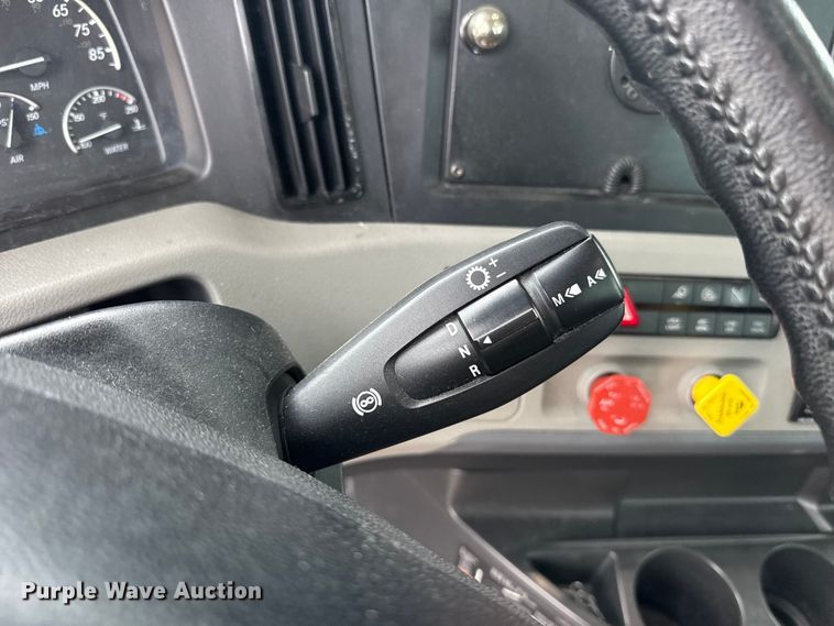 image for item ET6365 2021 Freightliner Cascadia 126 semi truck