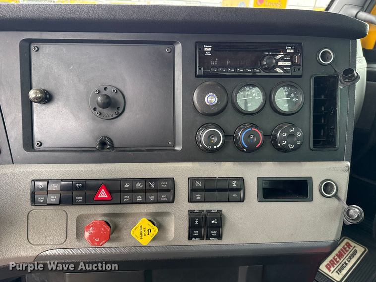 image for item ET6365 2021 Freightliner Cascadia 126 semi truck