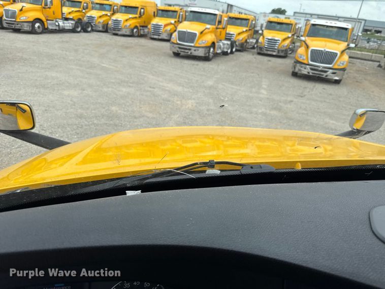 image for item ET6365 2021 Freightliner Cascadia 126 semi truck