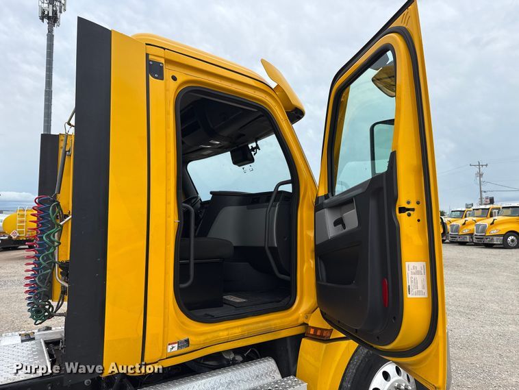 image for item ET6365 2021 Freightliner Cascadia 126 semi truck