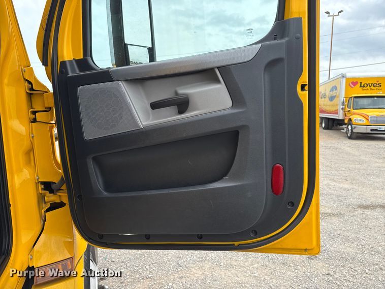 image for item ET6365 2021 Freightliner Cascadia 126 semi truck