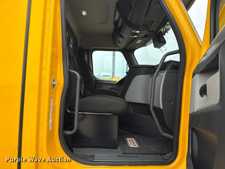 image for item ET6365 2021 Freightliner Cascadia 126 semi truck