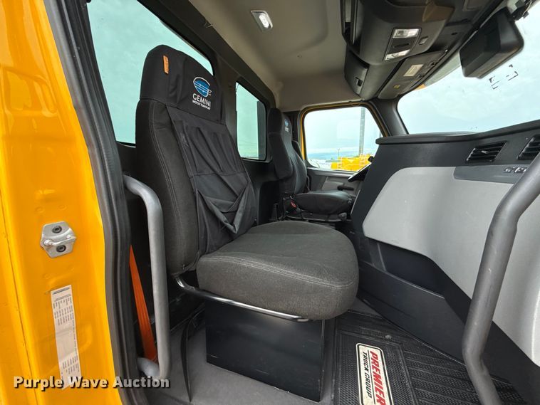 image for item ET6365 2021 Freightliner Cascadia 126 semi truck