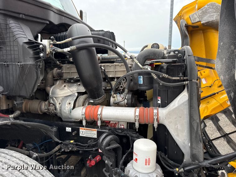 image for item ET6365 2021 Freightliner Cascadia 126 semi truck