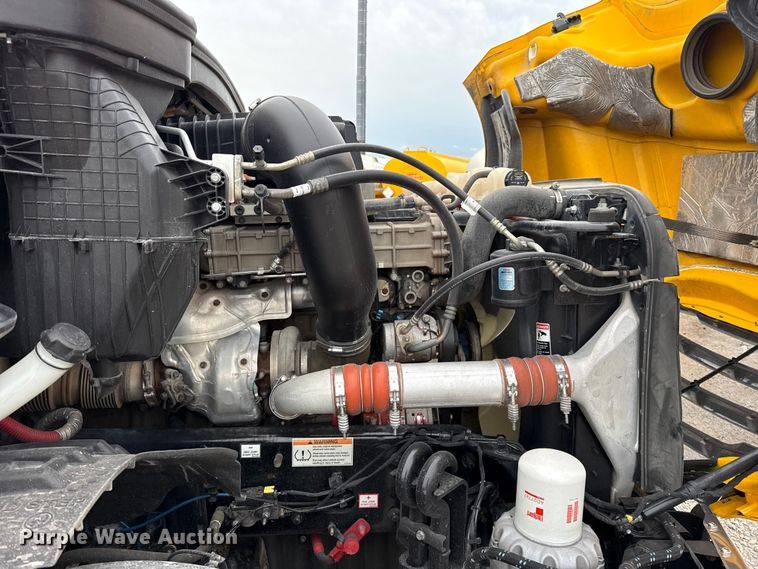 image for item ET6365 2021 Freightliner Cascadia 126 semi truck