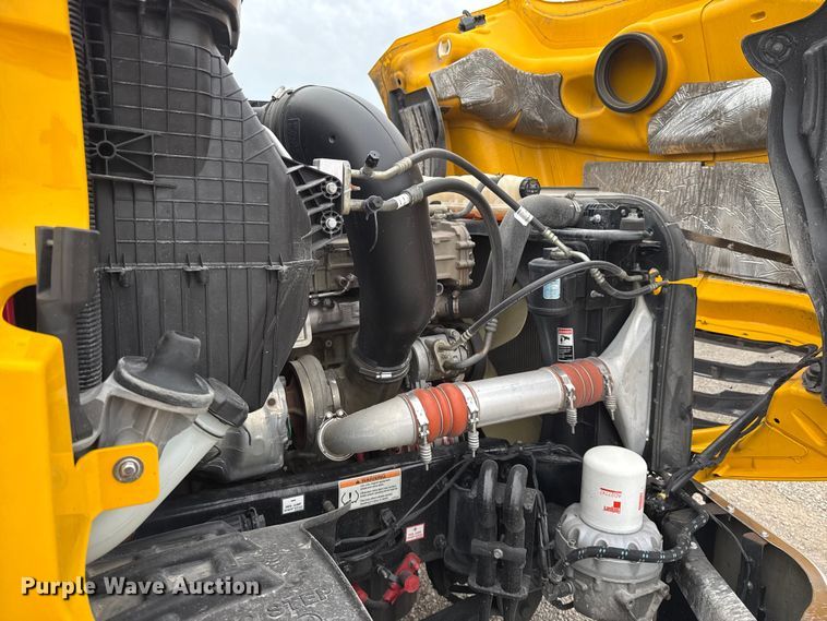 image for item ET6365 2021 Freightliner Cascadia 126 semi truck