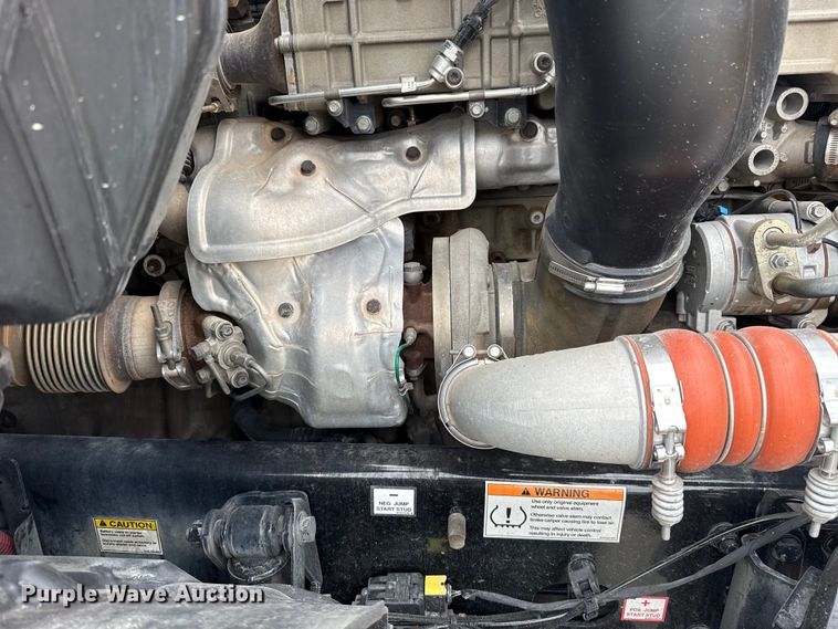 image for item ET6365 2021 Freightliner Cascadia 126 semi truck