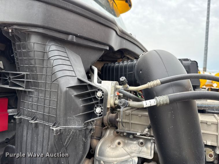 image for item ET6365 2021 Freightliner Cascadia 126 semi truck