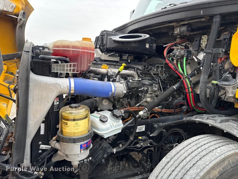 image for item ET6365 2021 Freightliner Cascadia 126 semi truck