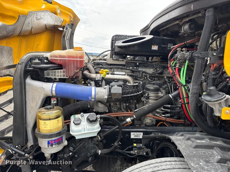 image for item ET6365 2021 Freightliner Cascadia 126 semi truck