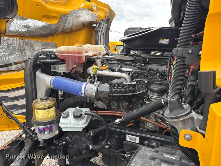 image for item ET6365 2021 Freightliner Cascadia 126 semi truck
