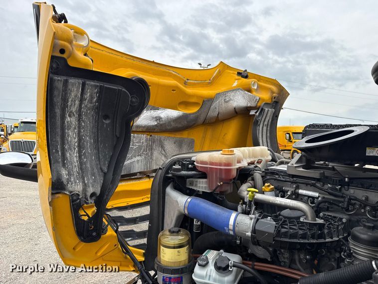 image for item ET6365 2021 Freightliner Cascadia 126 semi truck